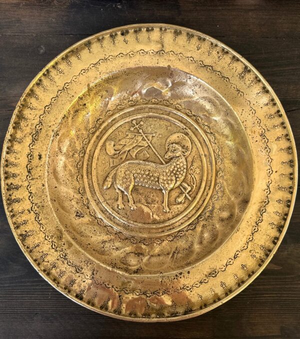 Plat d'Offrandes à décor de l'Agneau de la résurrection - XVIIIe
