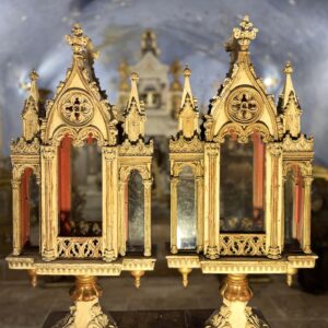 deux imposants reliquaires