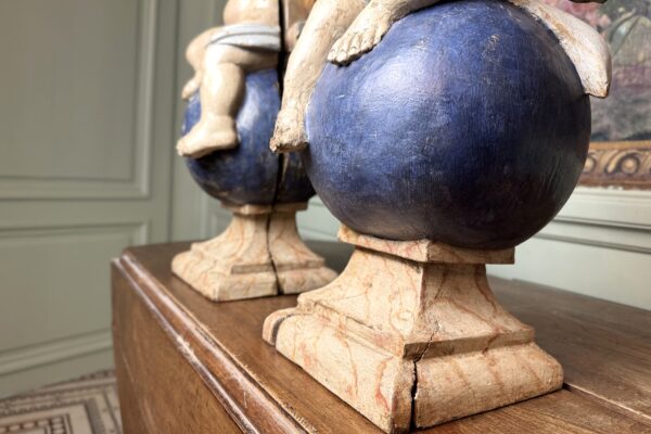 Paire d'Anges Sculptés - Fin XVIIIe – Image 4