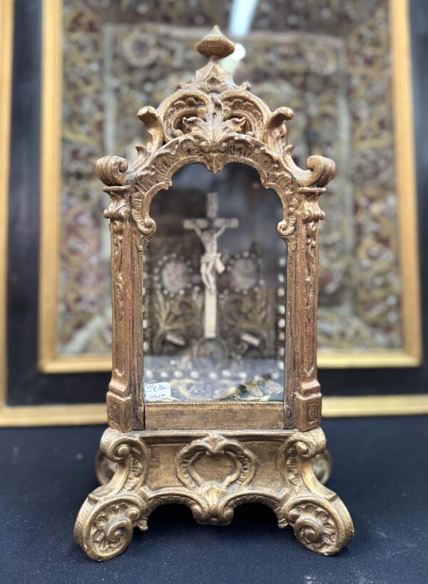 Reliquaire baroque en bois doré – Crucifix sous verre - XVIIIe