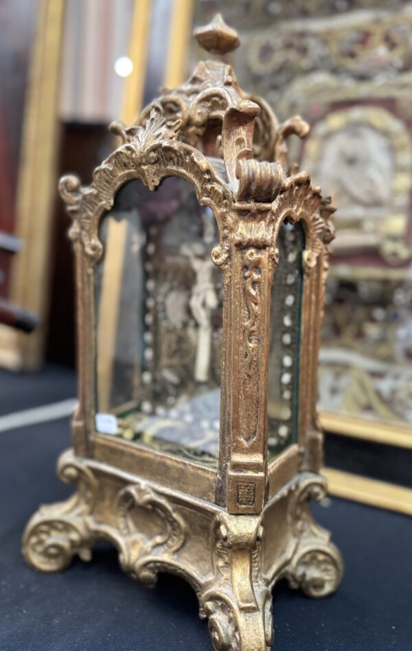 Reliquaire baroque en bois doré – Crucifix sous verre - XVIIIe – Image 2
