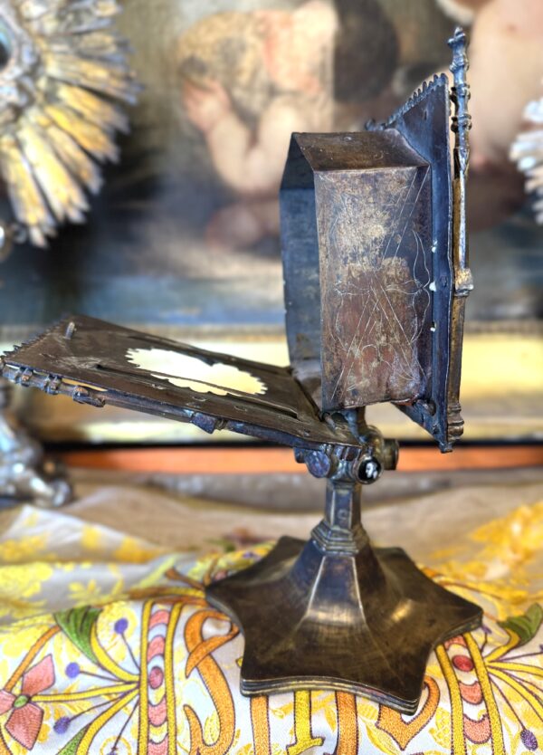Monstrance Reliquaire gothique en bronze gravé - XVIe - Vendue – Image 4