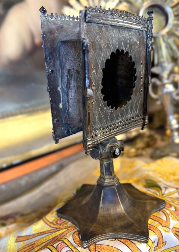 Monstrance Reliquaire gothique en bronze gravé - XVIe - Vendue – Image 5