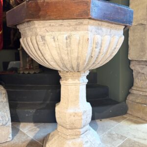 Imposante Cuve Baptismale en pierre et son couvercle - cira 1600