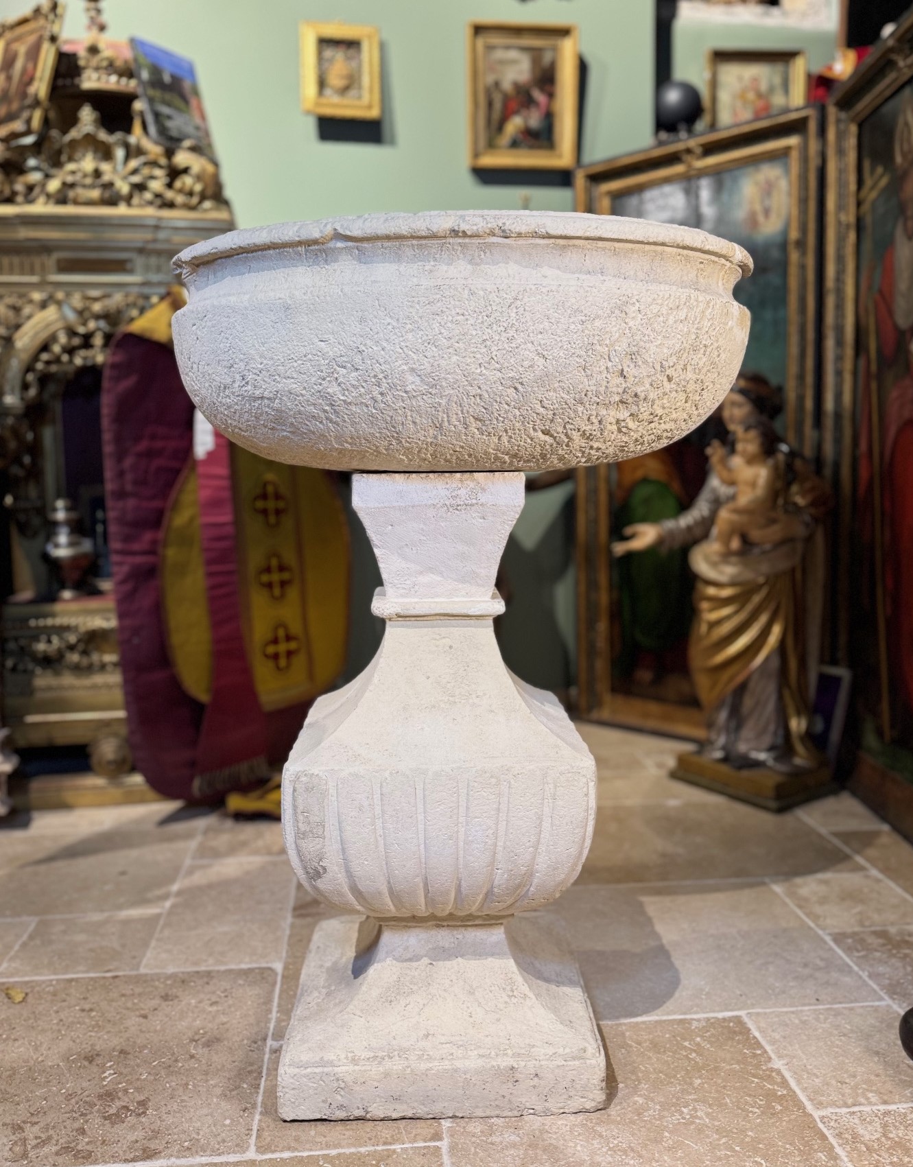 Imposant Bénitier En Pierre - XVIIe