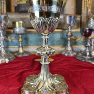 Calice en vermeil ciselé orné de cabochons de pierres de couleur - XIXe