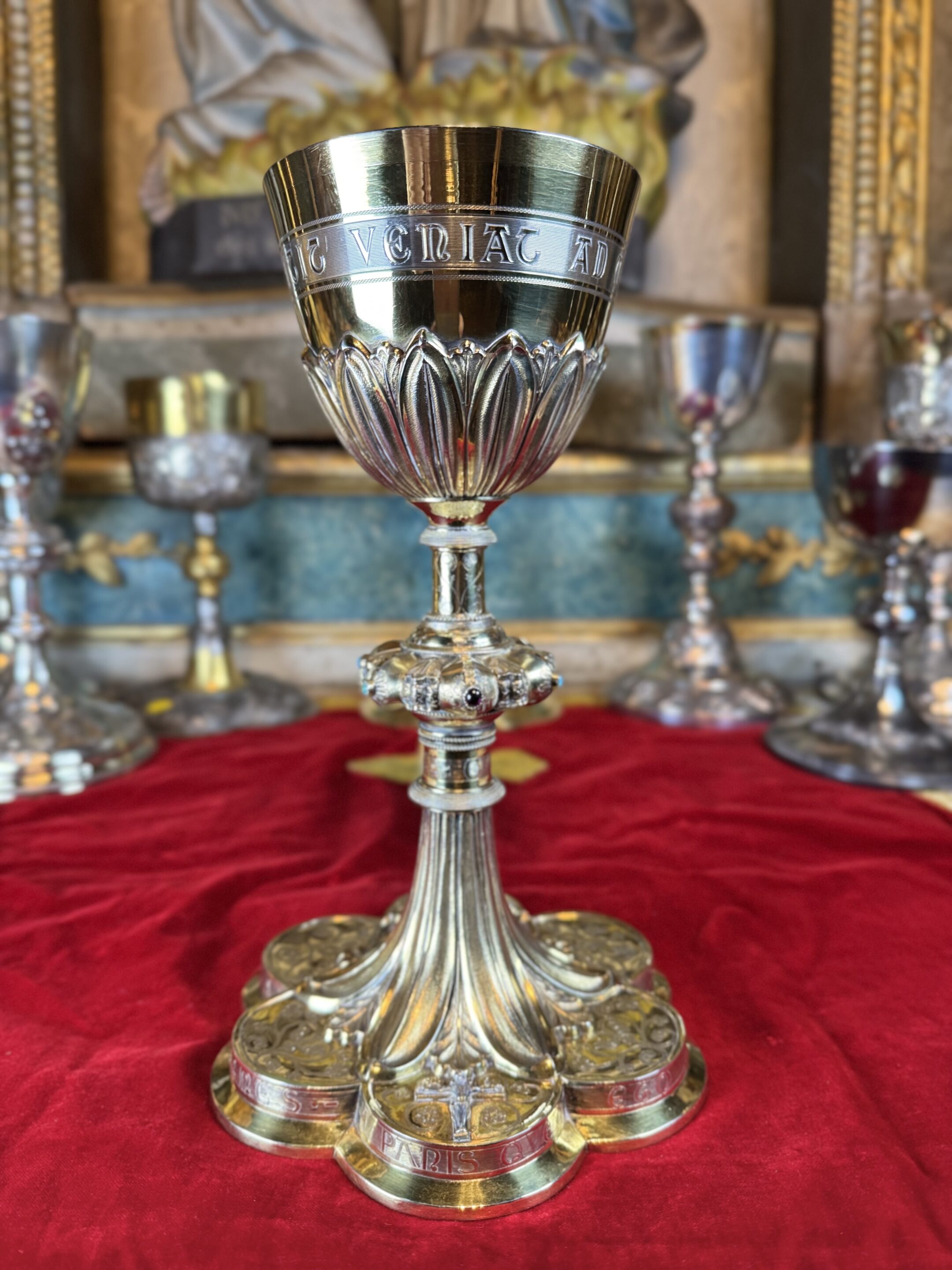 Calice en vermeil ciselé orné de cabochons de pierres de couleur - XIXe