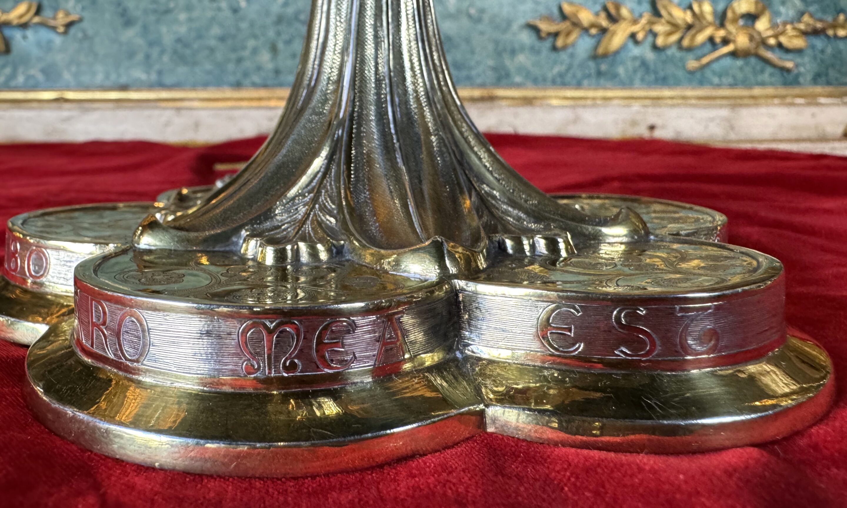 Calice en vermeil ciselé orné de cabochons de pierres de couleur - XIXe – Image 2