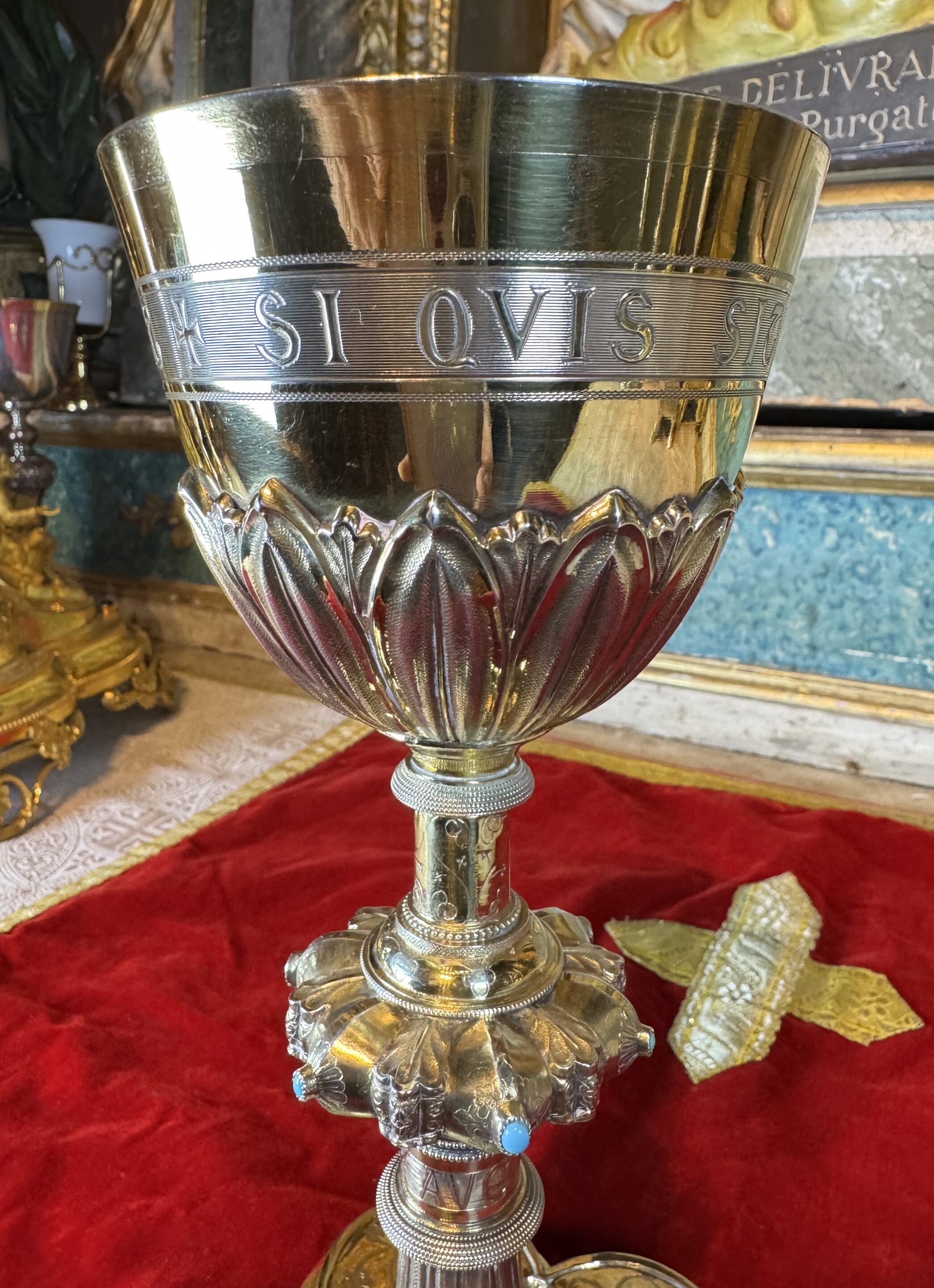 Calice en vermeil ciselé orné de cabochons de pierres de couleur - XIXe – Image 3