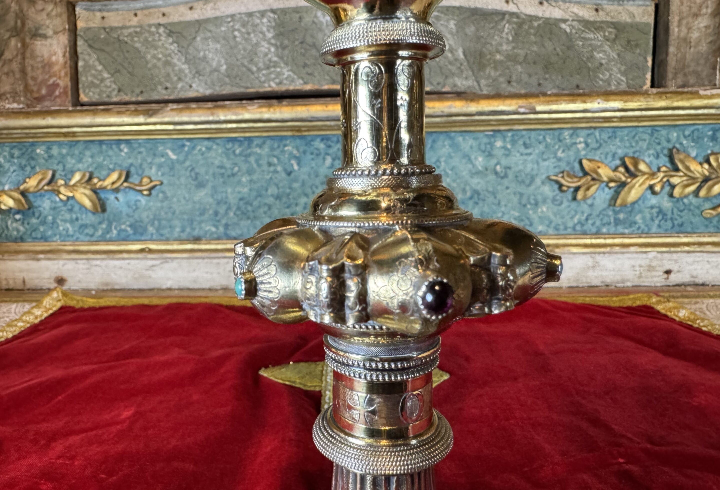 Calice en vermeil ciselé orné de cabochons de pierres de couleur - XIXe – Image 4