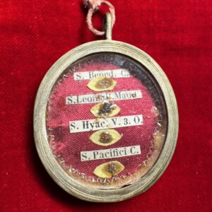 Thèque reliquaire aux quatre reliques et son authentique de 1868