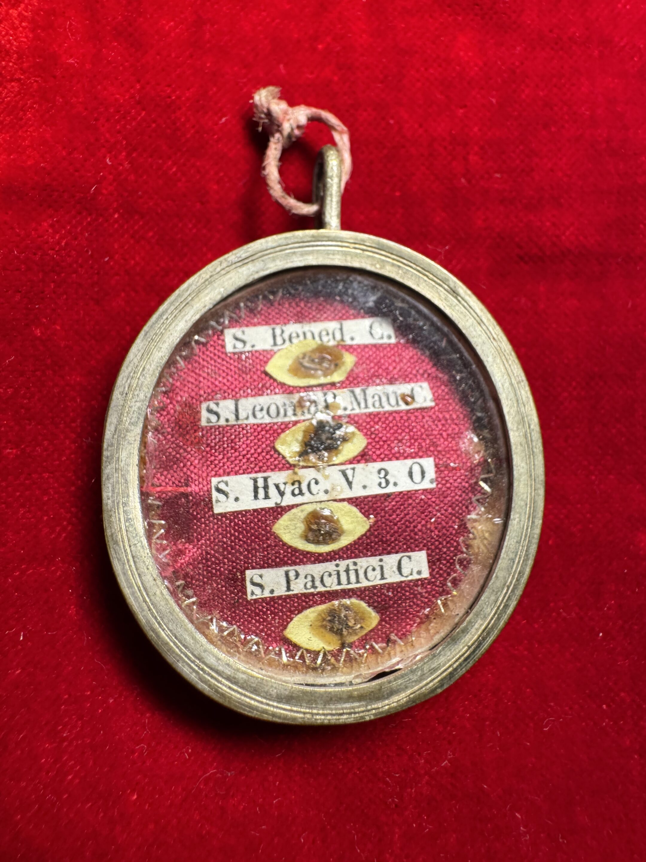 Thèque reliquaire aux quatre reliques et son authentique de 1868