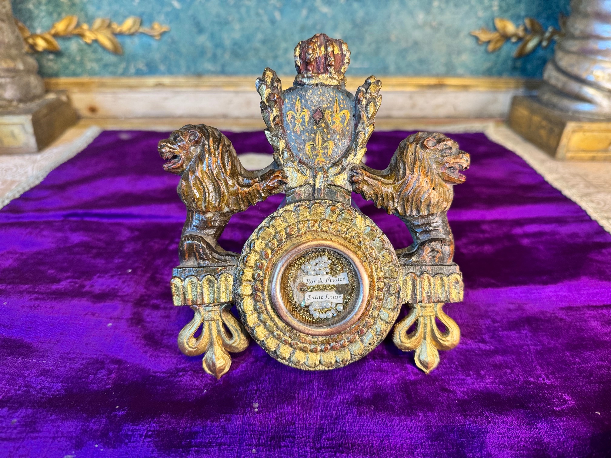 reliquaire avec Ornement décoratif avec lions dorés