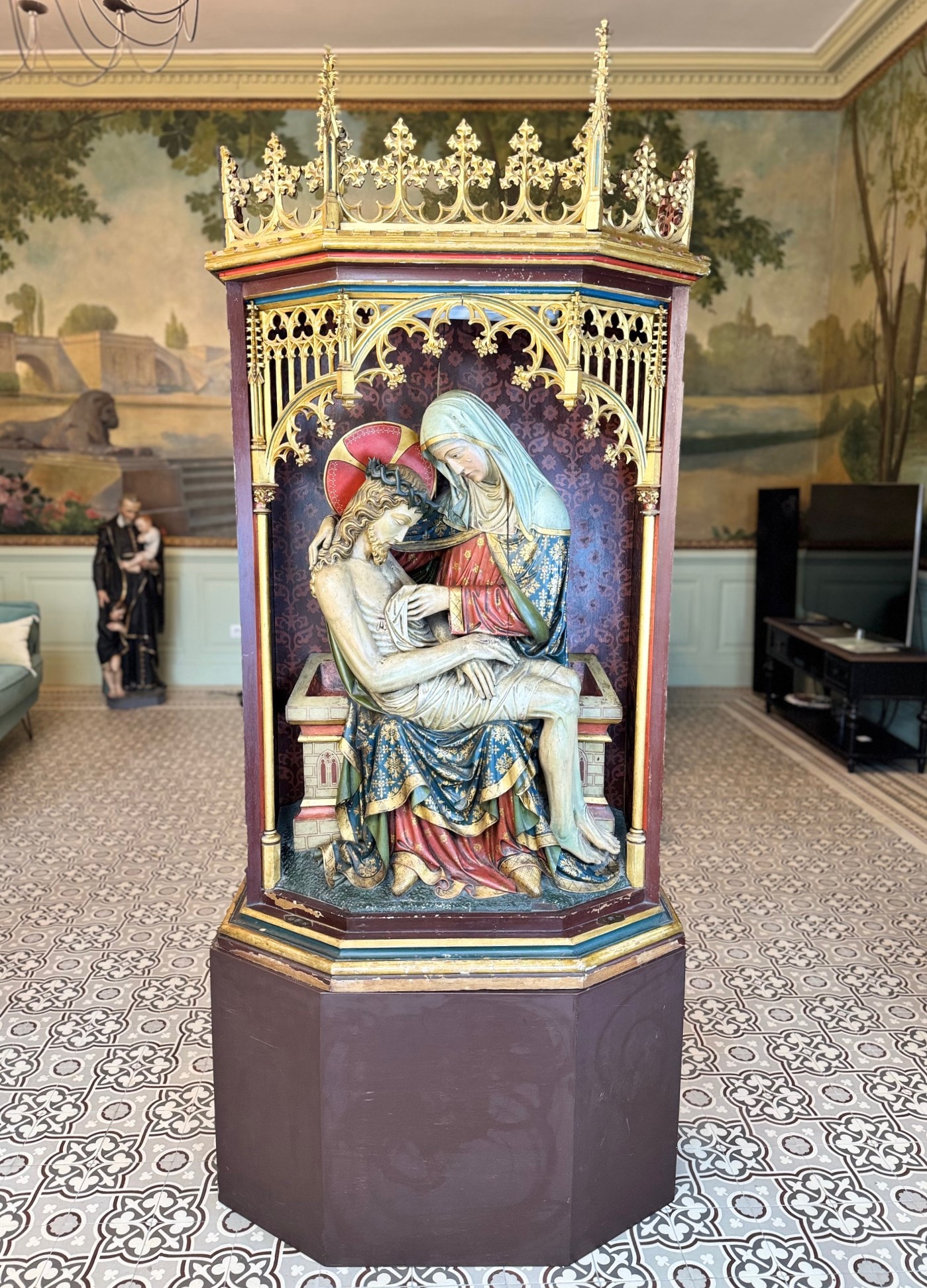 Imposante Pieta en bois dans un retable - circa 1890