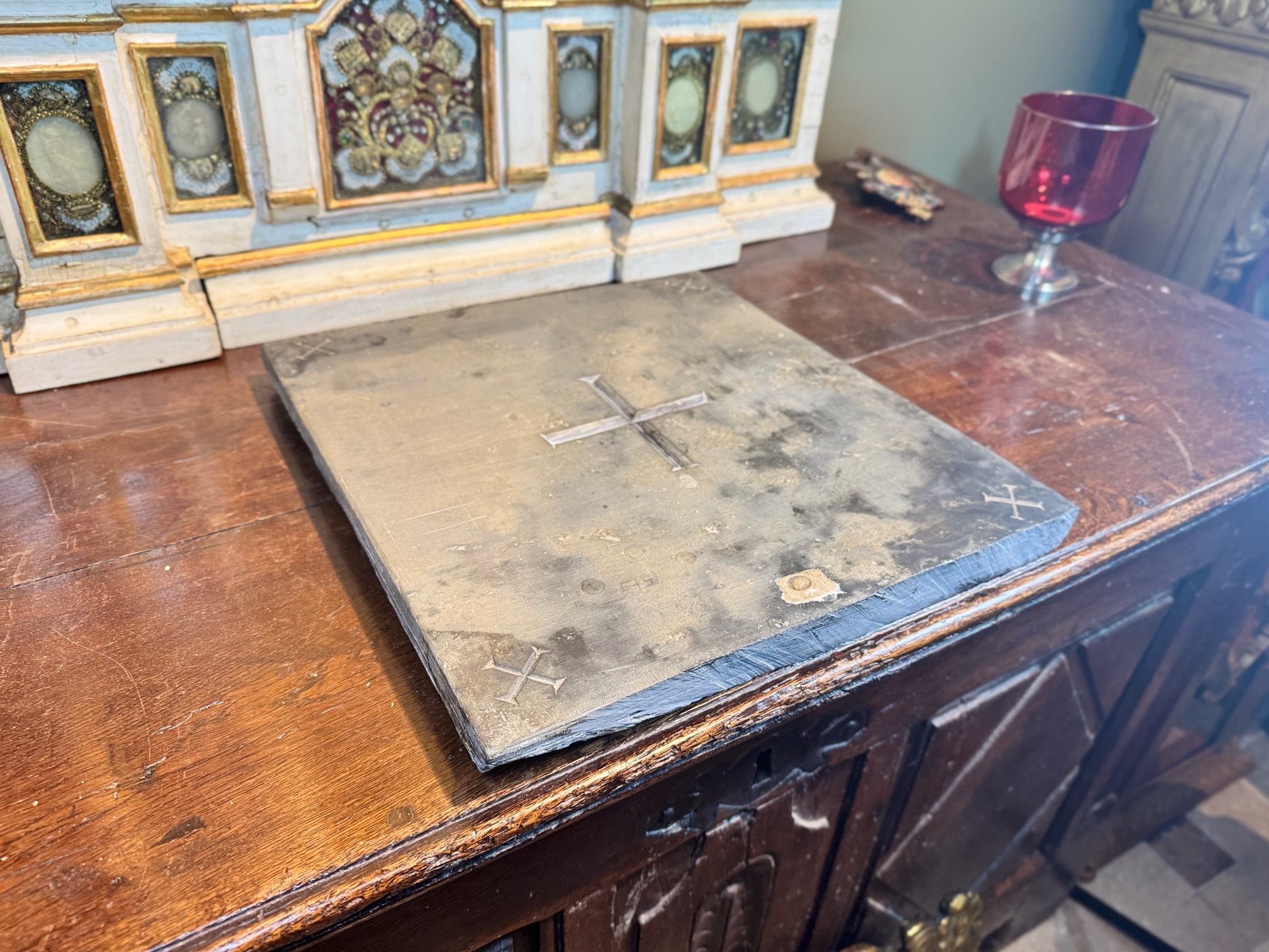 Grande pierre d'autel en ardoise – Image 2