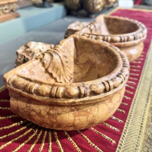 Paire de bénitiers italiens en marbre - XVIIIe