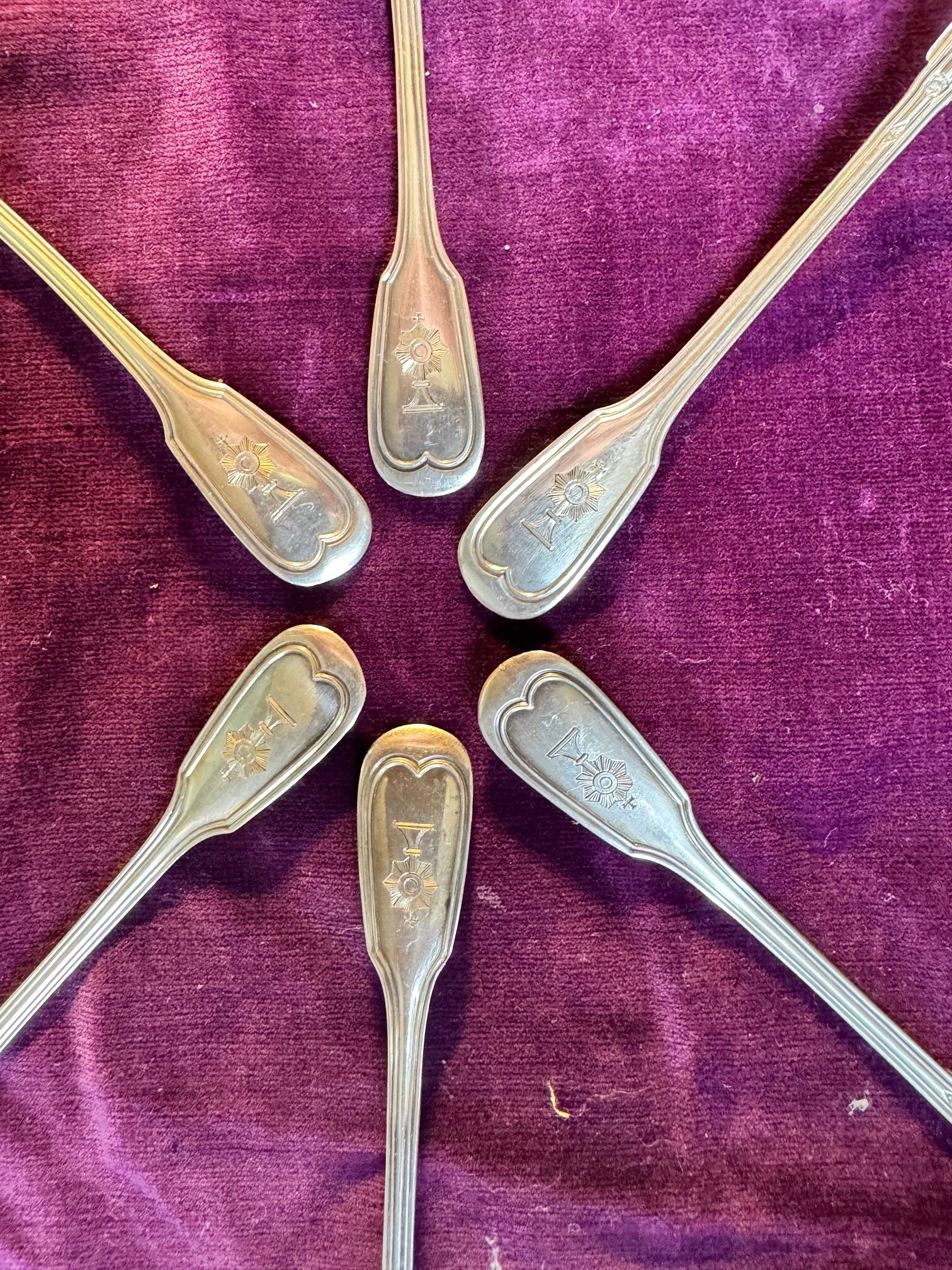 Six petites cuillères en argent avec motif d’un ostensoir - XIXe