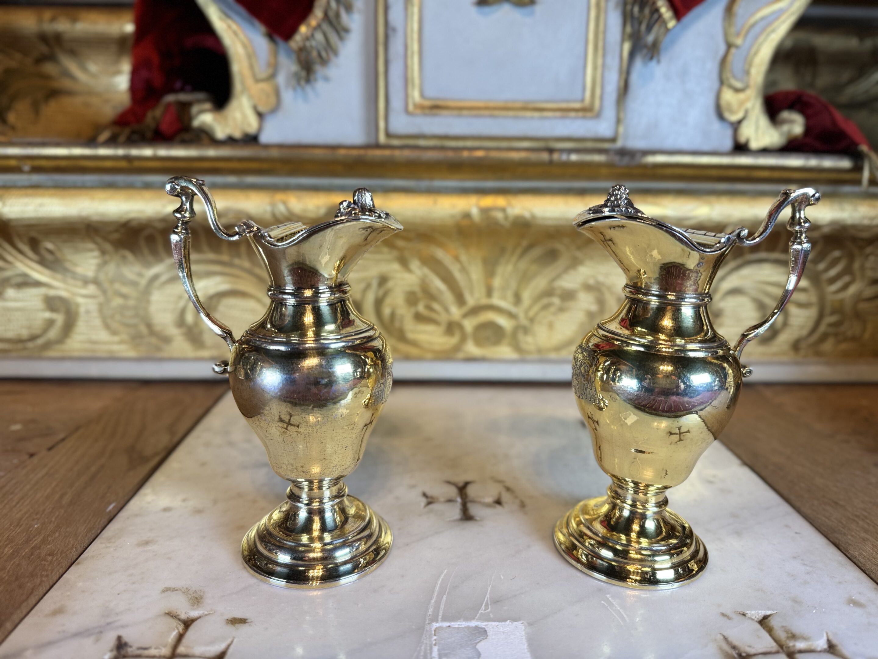 Grande paire de burettes armoriées – XVIIIe