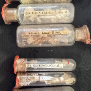 Ensemble de tubes reliquaires des Capucins – XIXe