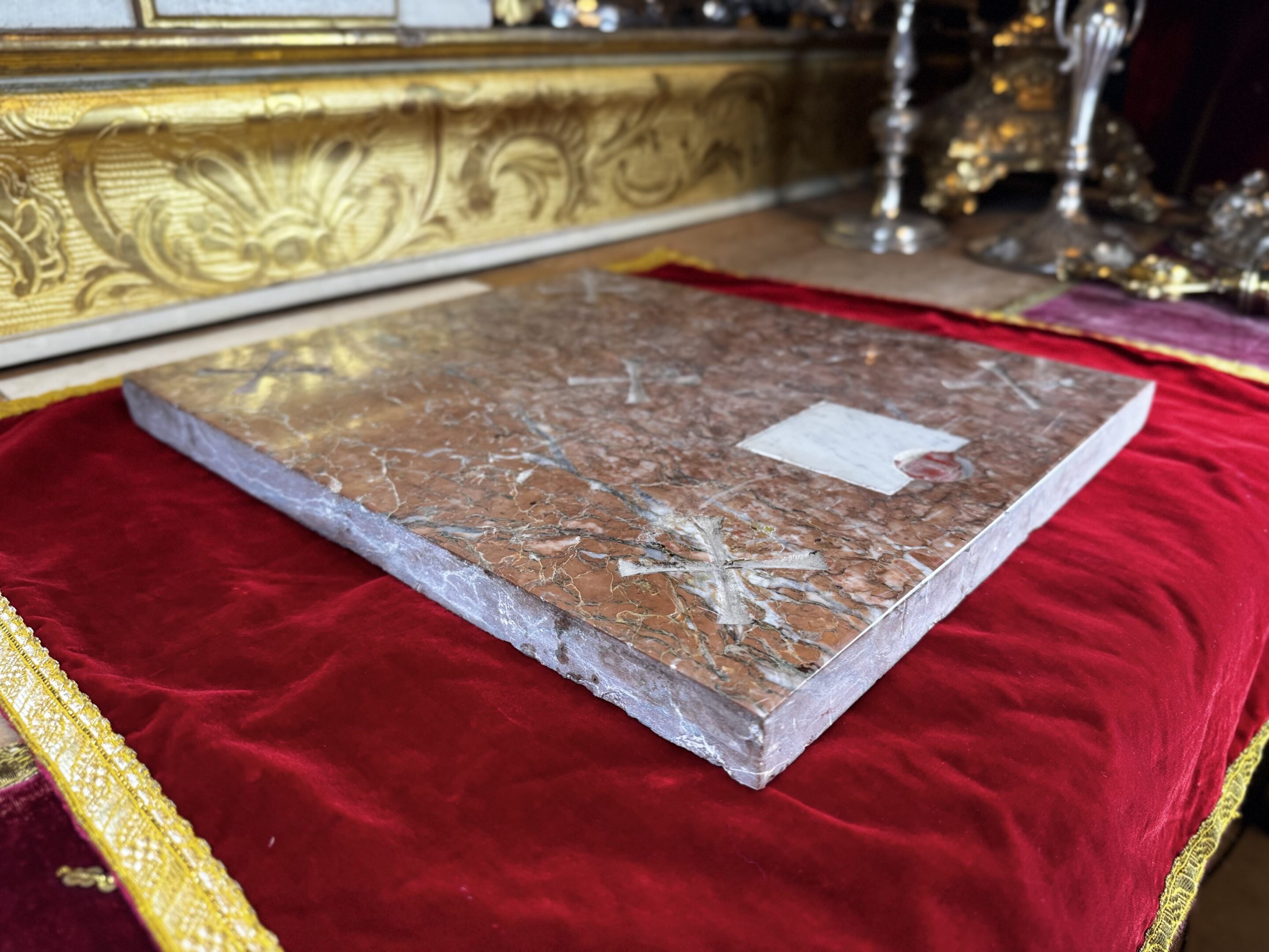 Pierre d'autel en marbre rose et son sépulcre - XIXe – Image 2