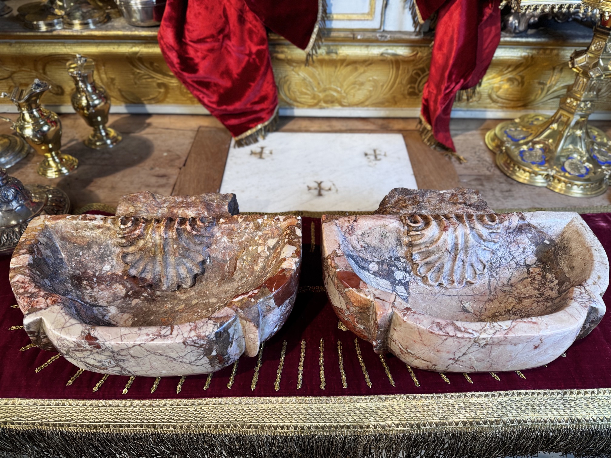 Paire de bénitiers italiens en marbre - XVIIIe